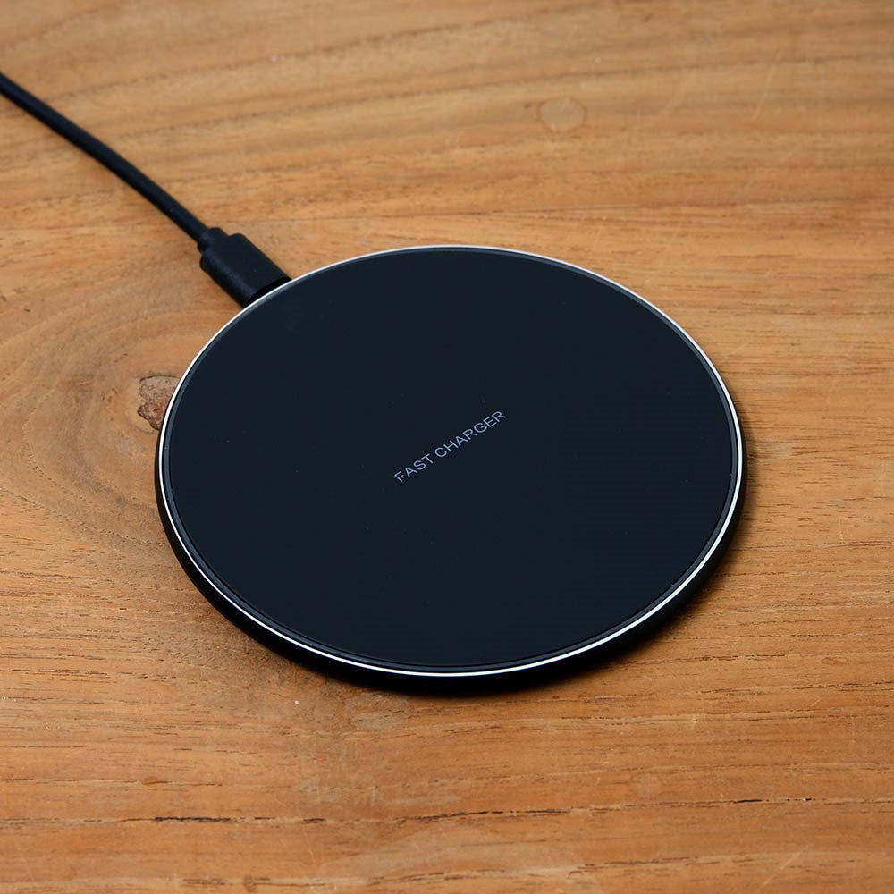 Charger for wireless charging of Qi compatible devices