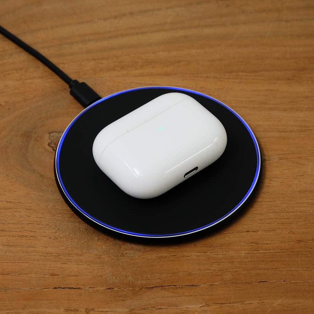 Charger for wireless charging of Qi compatible devices