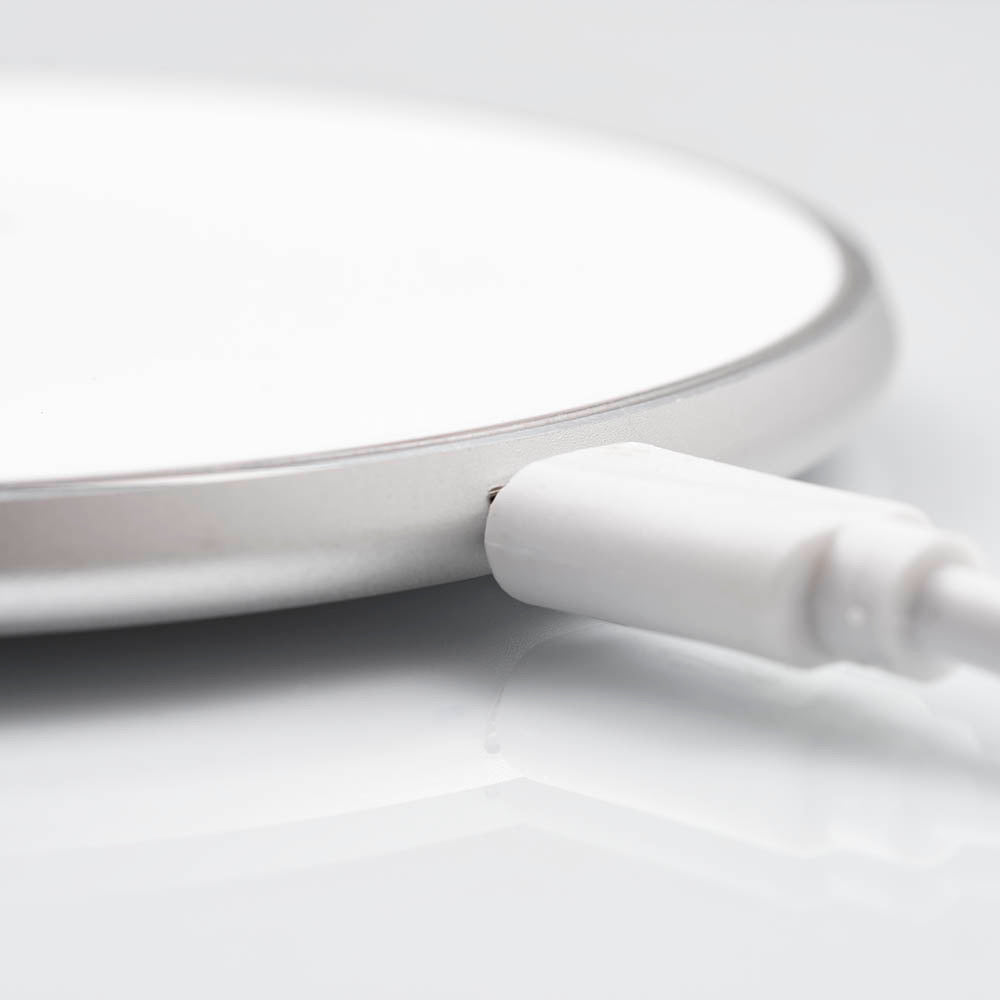 Charger for wireless charging of Qi compatible devices